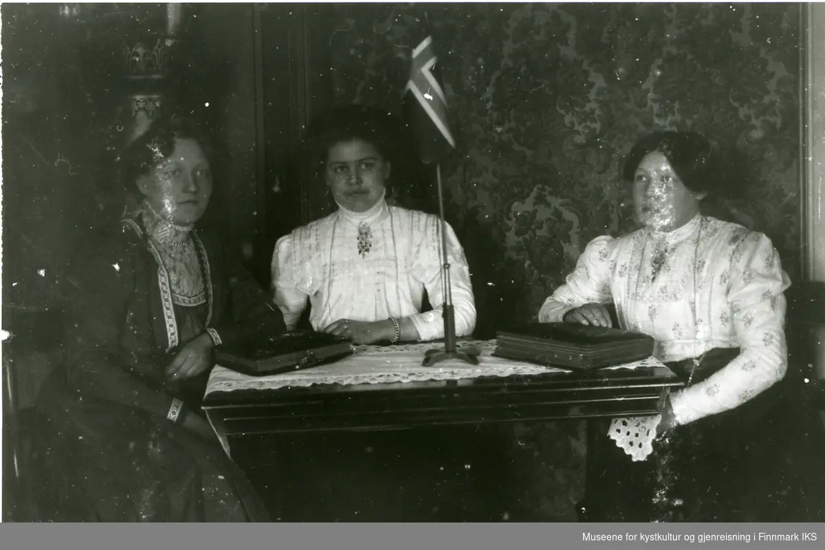 Kvinnen til høyre er Else Bombani Ca 1920.