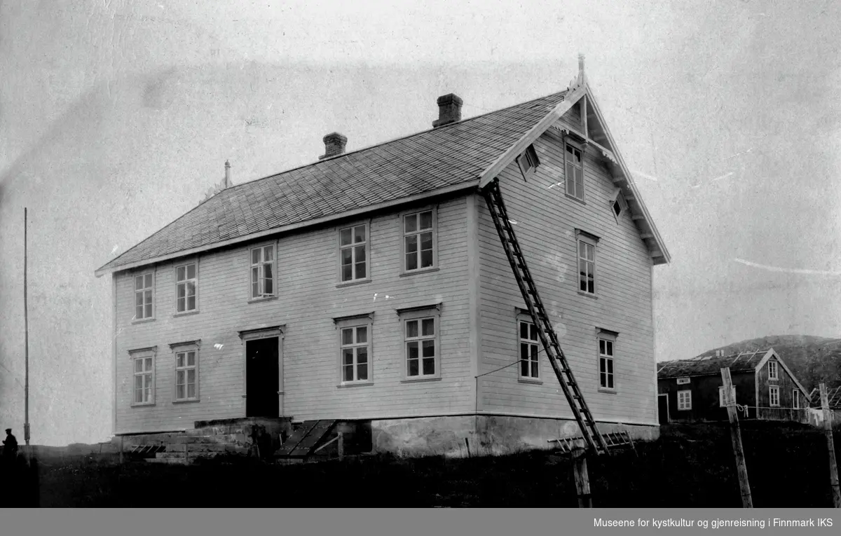 Eldrehjemmet i Måsøy ble etablert på Ingøy i 1916. Bygningen stod i Sandvika.