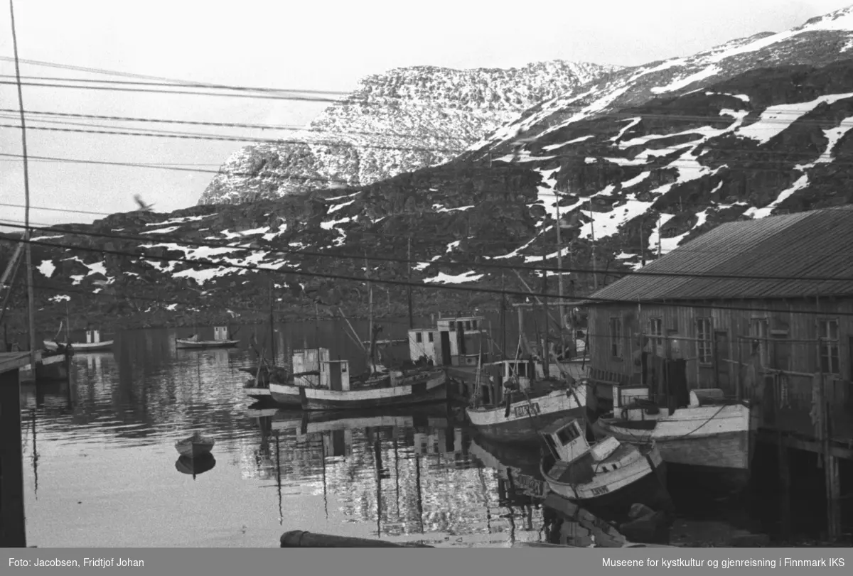 Båter på havna, ved kaia og oppsatt i fjæra i Havøysund 1947. Gjenreisningstiden.
