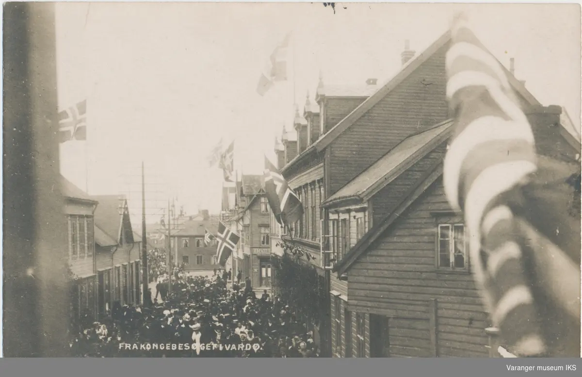 Postkort, kongebesøk i Vardø, folkemengde i Kristian IVs Strede, sett mot nord, 1907