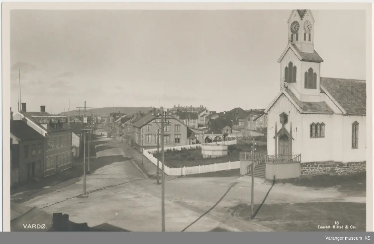 Postkort, Nordre Langgate, Arbeiderforeningens Hus, musikkpaviljongen, og kirken, Reinøya i bakgrunnen, sett mot nord