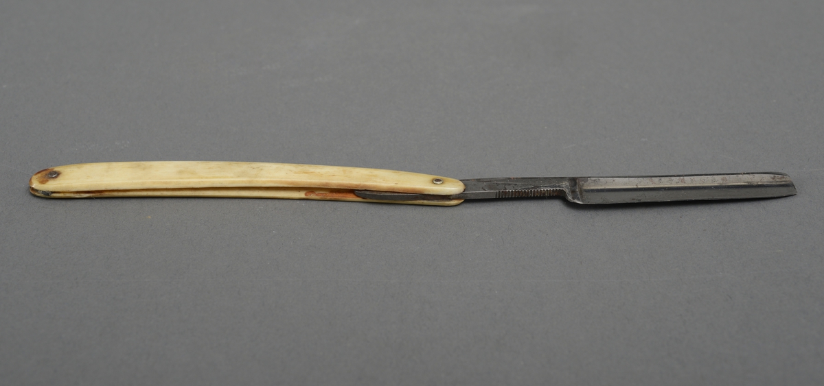 Sammenleggbar barberkniv med elfenbenskaft.