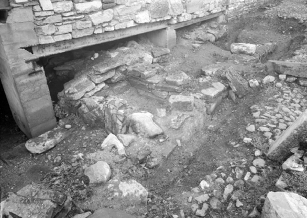 Arkeologiske undersøkelser i Hamar bispegård 1960. Borggårdens sydvestre hjørne, tverrbygningen/renessansebygningen.
