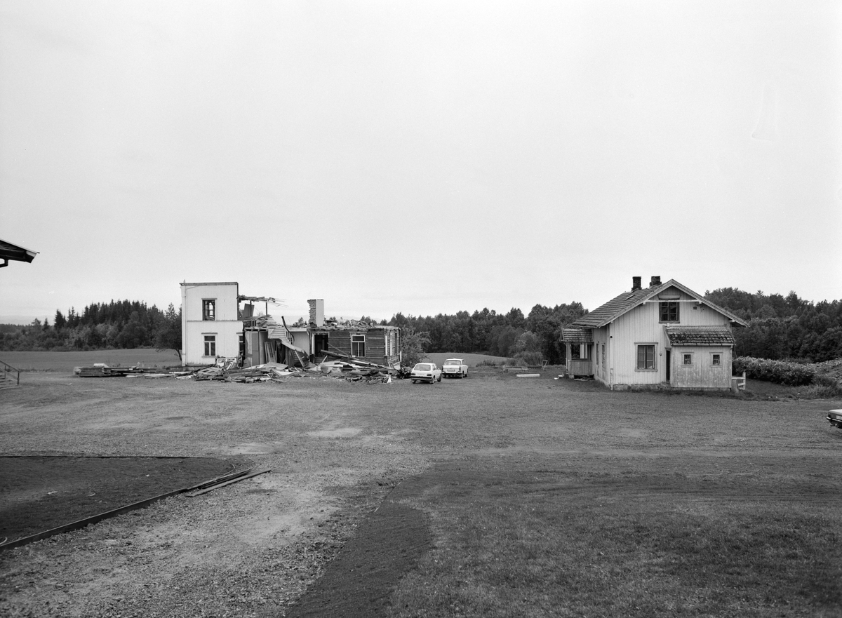 Lunden skole i Vang H. Eksteriør. Riving av skolebygning. T. h den eldste skolebygningen, trolig fra 1867
