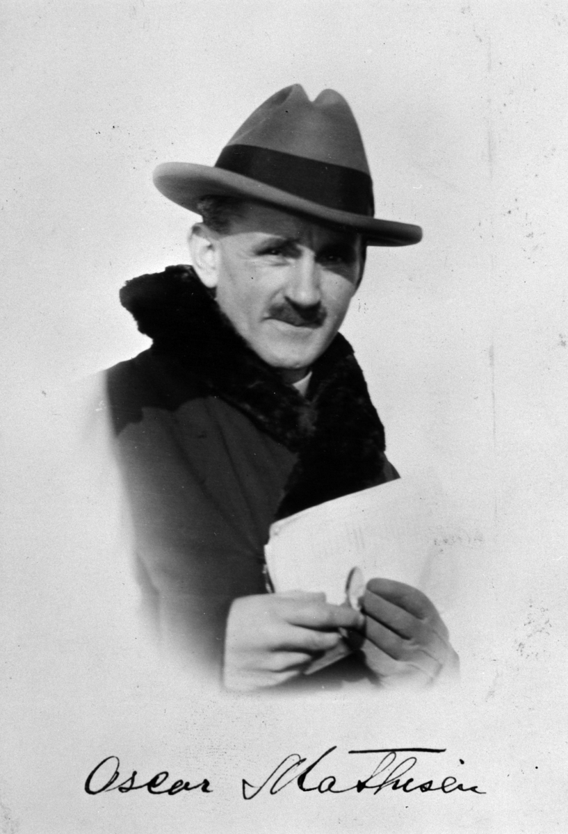 Oscar Wilhelm Mathisen (født 4. oktober 1888, død 10. april 1954), norsk skøyteløper som representerte Kristiania Skøiteklubb. Portrett med hatt. 