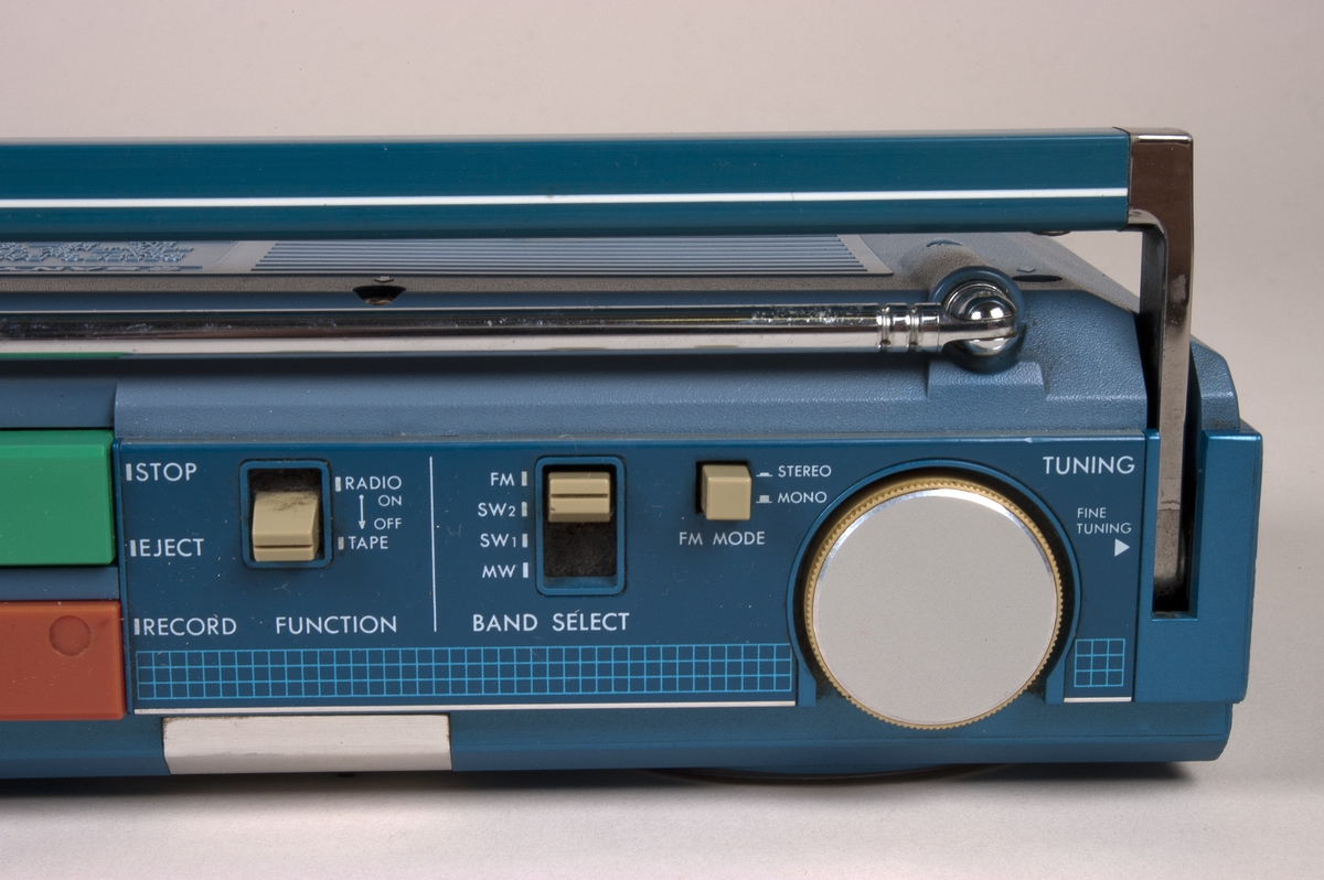 Kassettspiller og -opptaker, også kalt miniboombox. Mottar radiofrekvensene FM, SW1, SW2 og MW. Nett- eller batteridrevet (6 x UM3-batterier).
