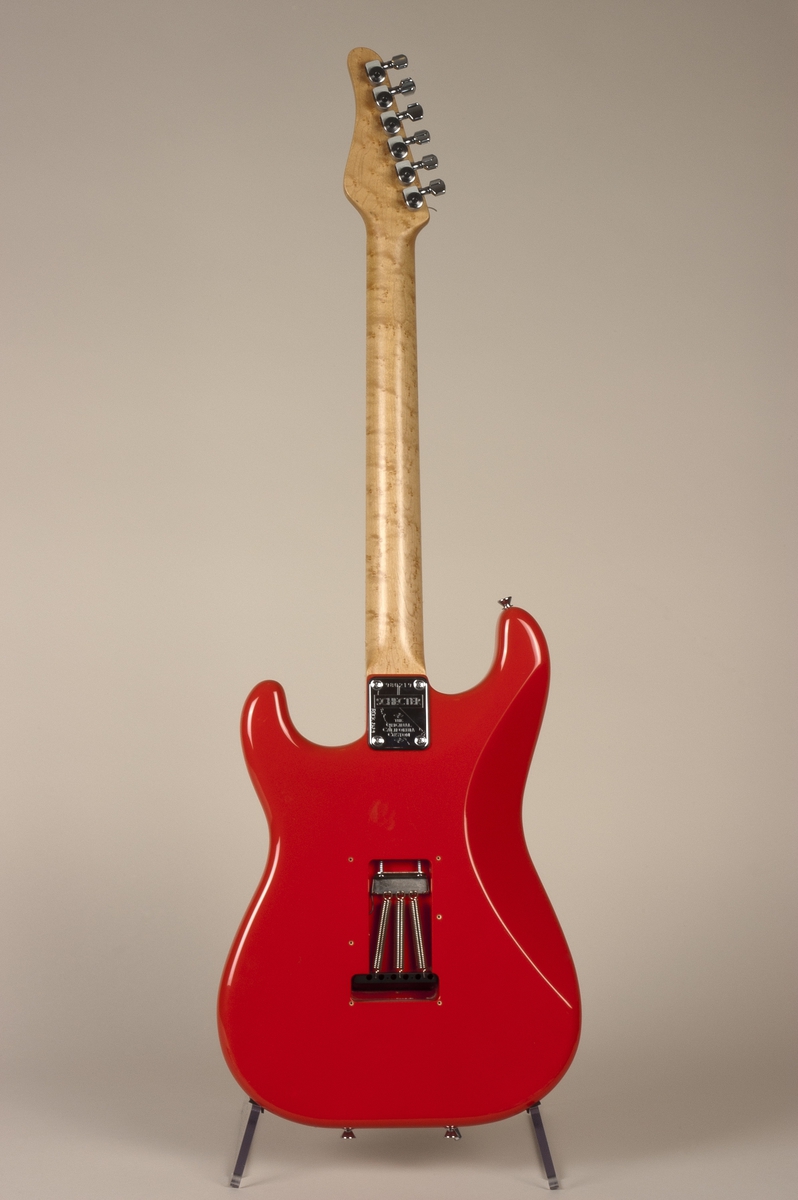 El-gitar med en finish i rød celluloselakk. Hals av fugleøyelønn. Pickuper av type Seymour Duncan Antiquity. Masterkontroll for volum og tone.