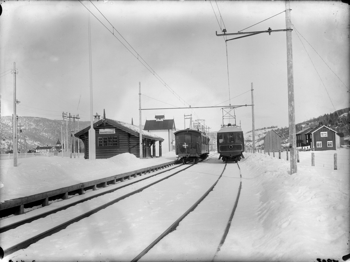 Bårdshaug stasjon med salongvogn og personvogn. Sett mot nord med Bårdshaug herregård til venstre.