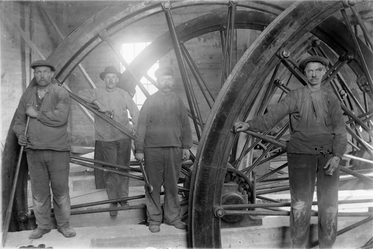 Arbeidere ved heishjul i Wallenberg sjakttårn.