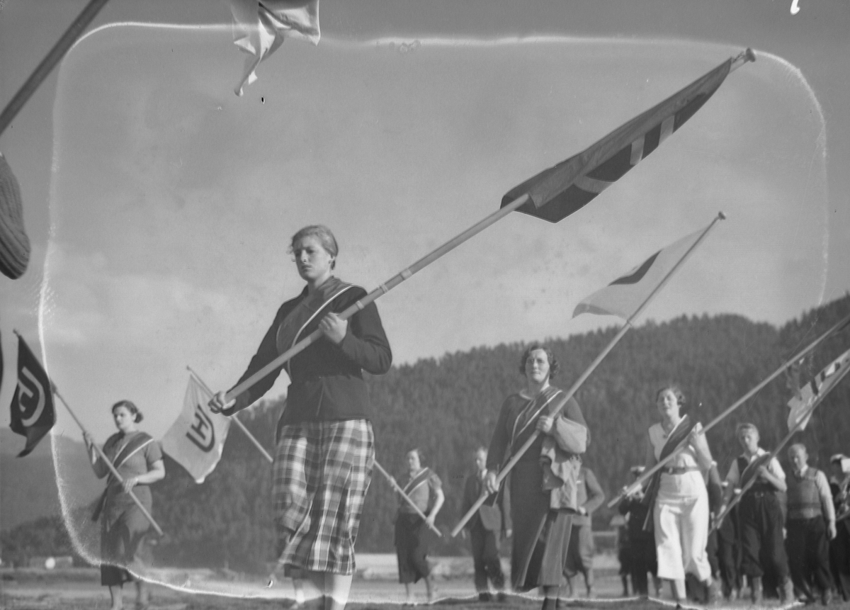 Unge Høyres stevne i Surnadal. Deltakerne marsjerer til stevneplassen