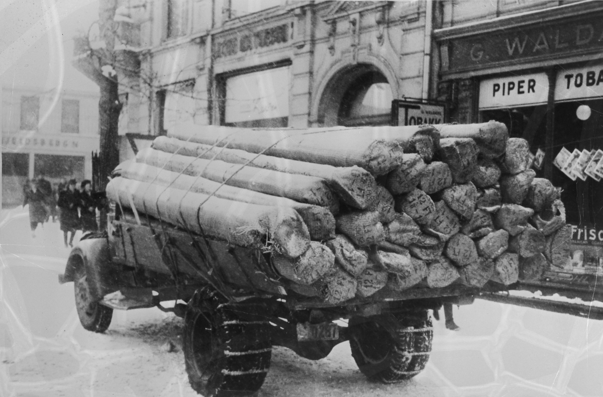 Lastebil tungt lastet med bambusstenger som skal leveres hos Asbjørn Hørgård fiskeredskapsfabrikk. (kopi)