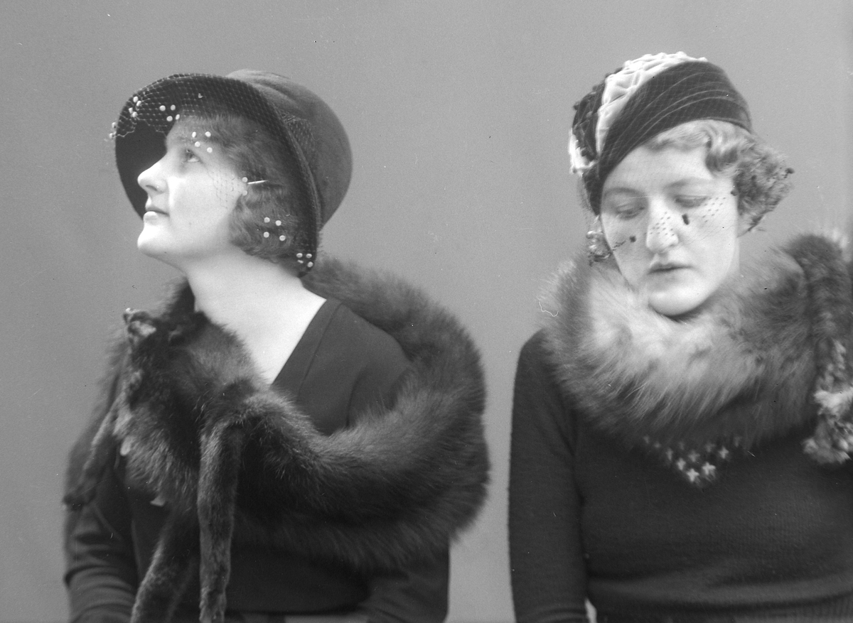 Damer med hatt og stola fotografert for Harald Hirsch moteforretning A/S