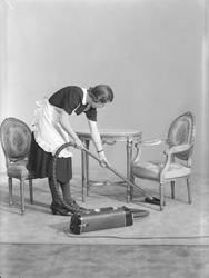 Dame med Electrolux støvsuger