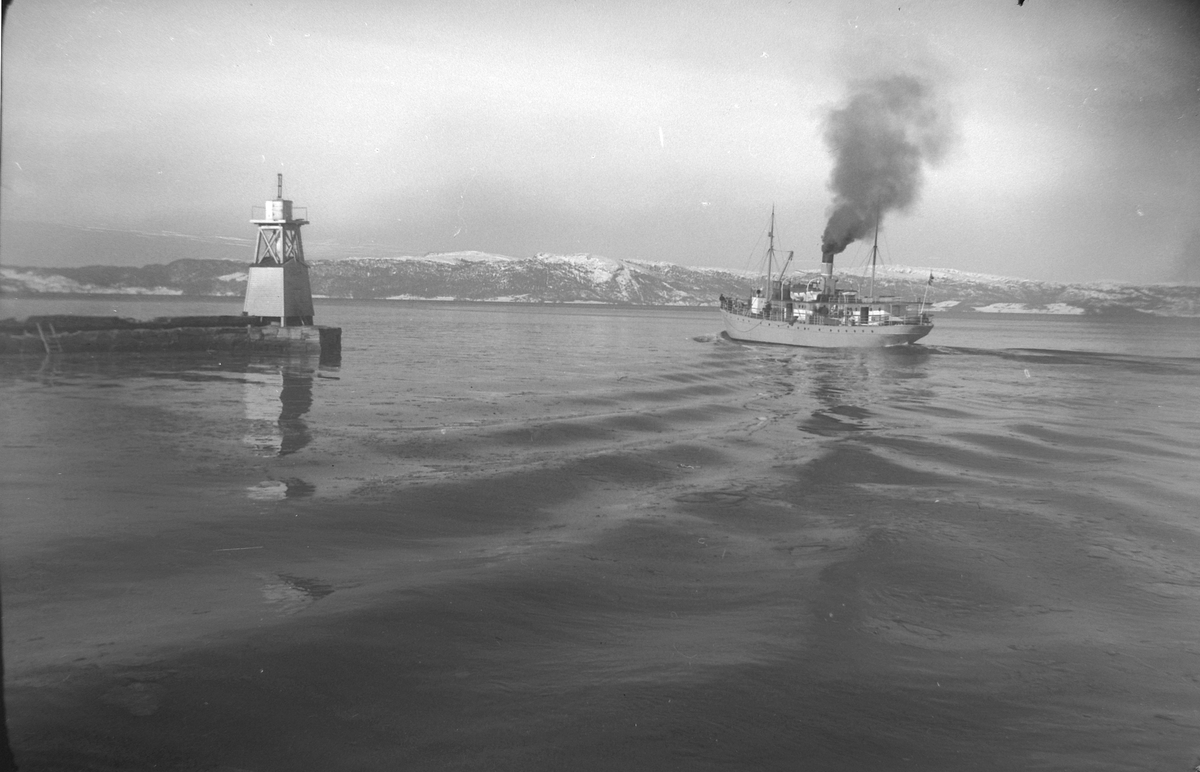 Lokaldamperen DS Hitra på vei ut fra Trondheim havn passerer St. Olavs pir
