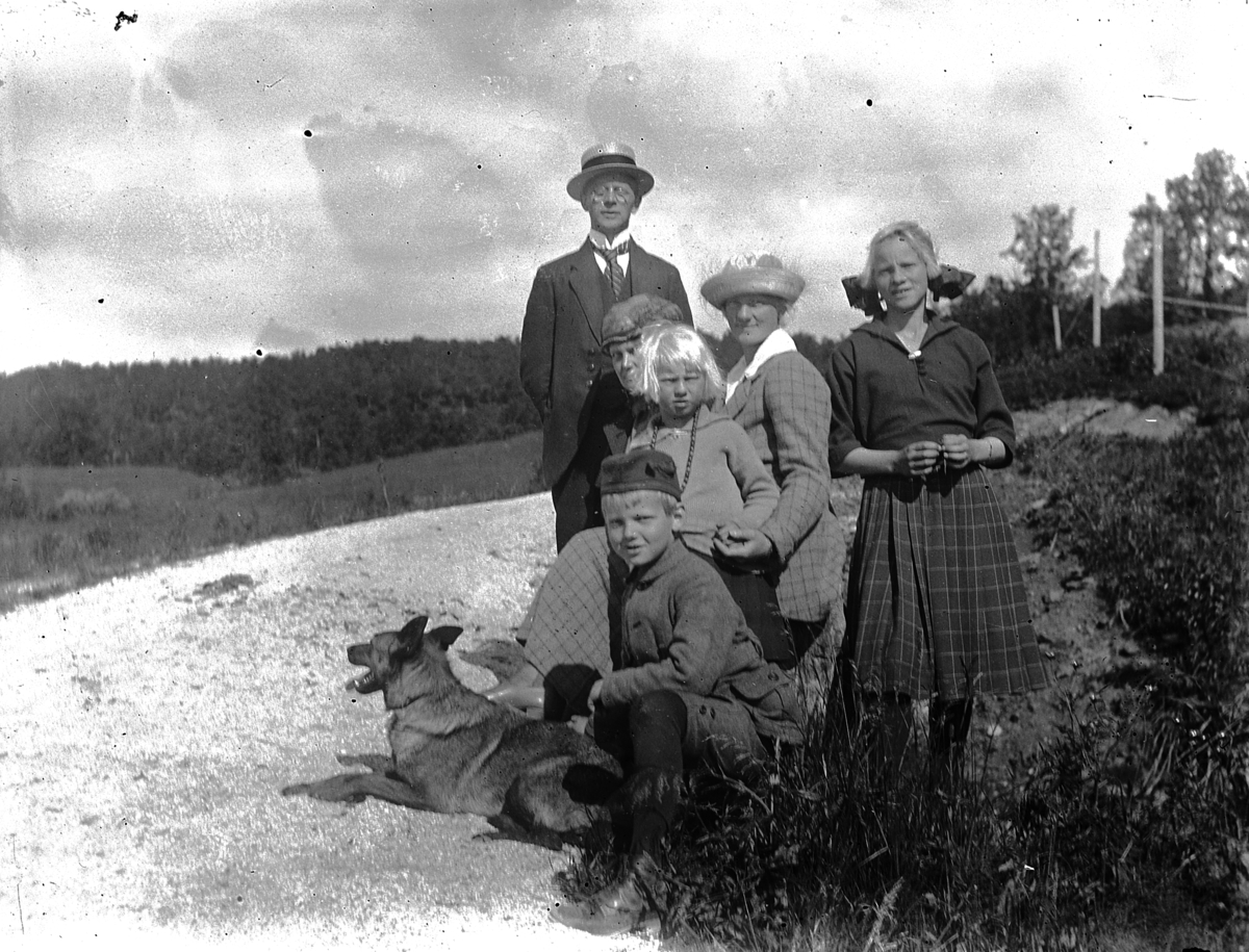 Familiegruppe i veikanten, Tromsø. Bakerst stående Cornelius Holmboe (senere fylkesmann bosatt på Hamar), foran ham Mai Holmboe (gift med lektor Håkon Dessen). Gutten foran er Wilhelm Dybwad, ved siden av ham Inger Johanne Holmboe (gift med Juel Sandberg som ble skutt av tyskerene i 1943). 
