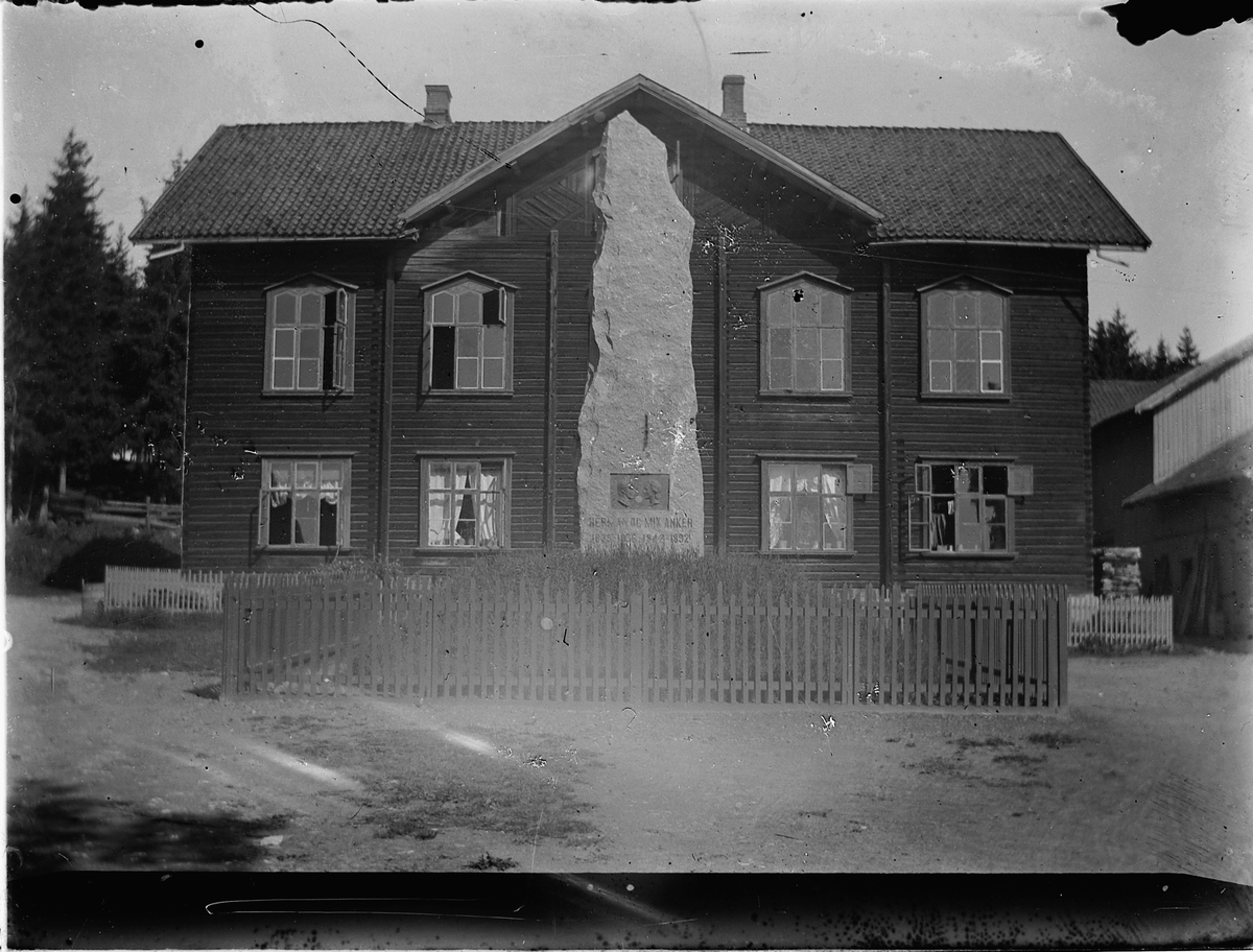 Hamar, Sagatun Folkehøgskole, skolebygningen, undervisningsbygget, med bautaen over Herman Anker og Mix Anker reist i 1901,