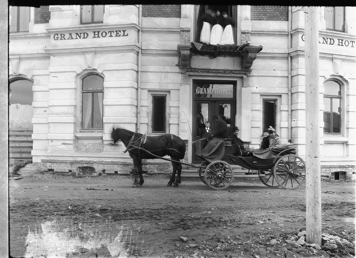 Grand hotell, Hamar. Hest, hestekjøretøy, kusk, passasjerer, hotelbetjening.
