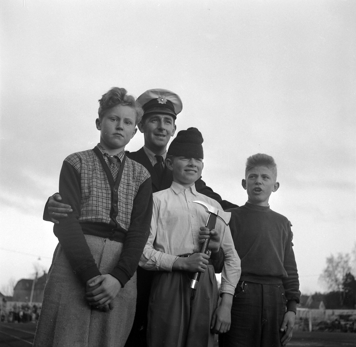 Brannmannsdagen 1955. Gutter med brannøks