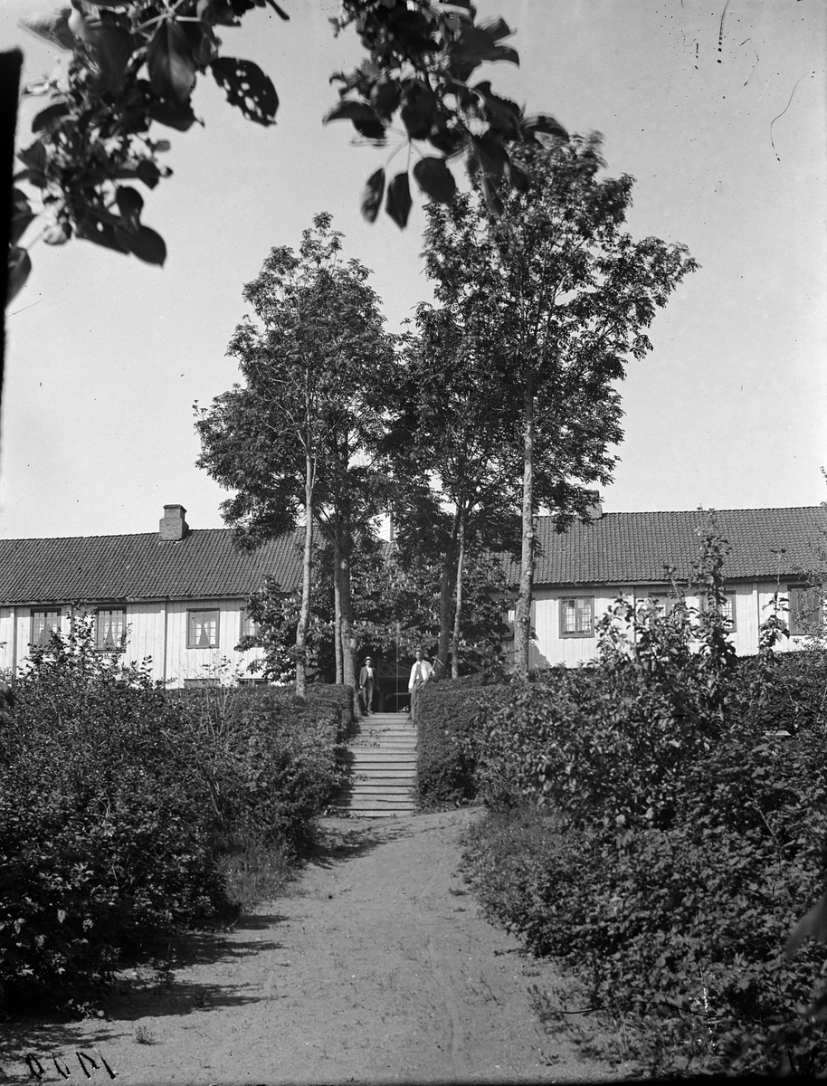 Hovinsholm gård, Helgøya i Ringsaker. Hovedbygningen sett fra hagen.