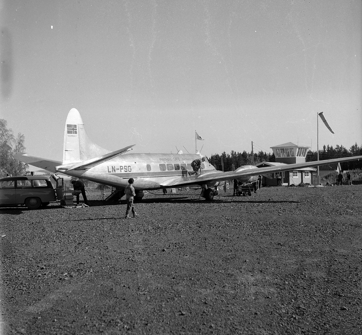 Hamar flyplass, "de Havilland  DH 114 Heron"  verdens minste firemotors propellfly fra Braathens Safe Airtransport a/s, LN-PSG, "Ola" Fylling av drivstoff, varelevering.