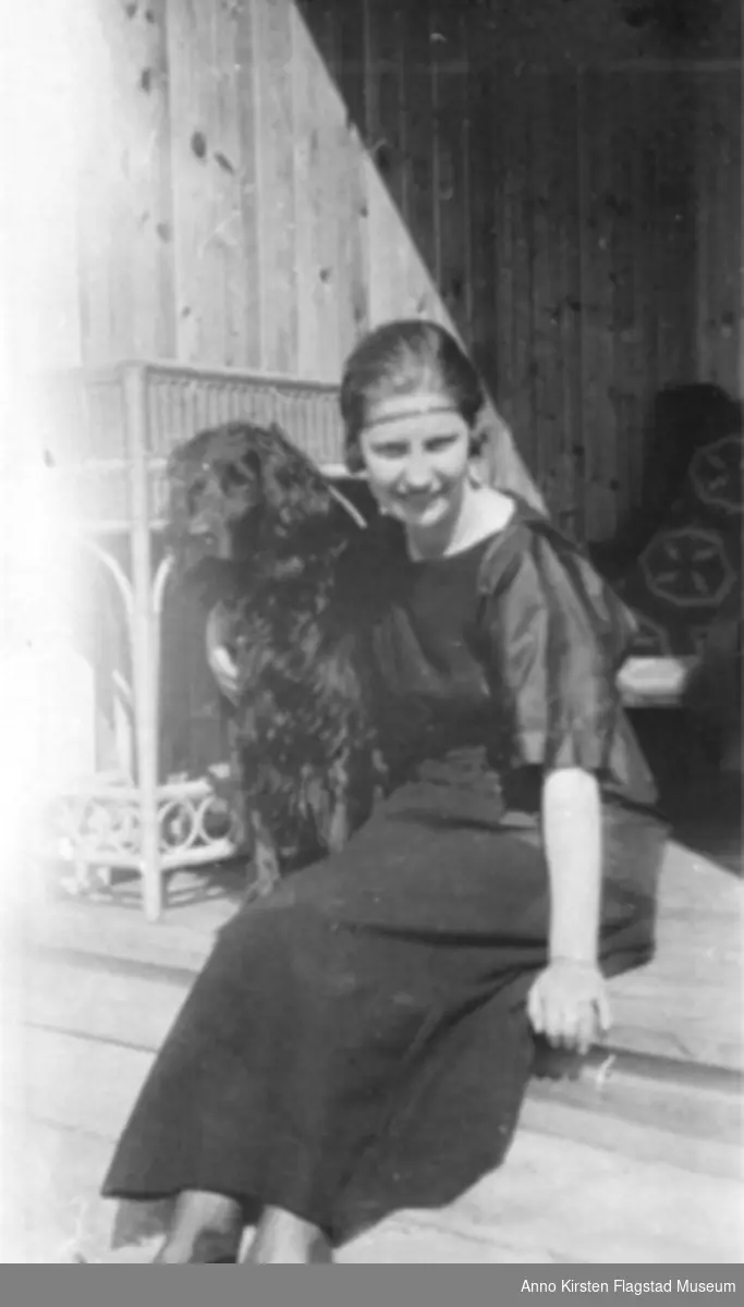 Kirsten Flagstad Hall med hunden sin i sitt hjem på Elverhøi i Drøbak, der hun bodde etter å ha giftet seg med Sigurd Hall i 1919. Kirsten Flagstad Hall with her dog in her new home at Drøbak, where she lived after having married Sigurd Hall 1919. 