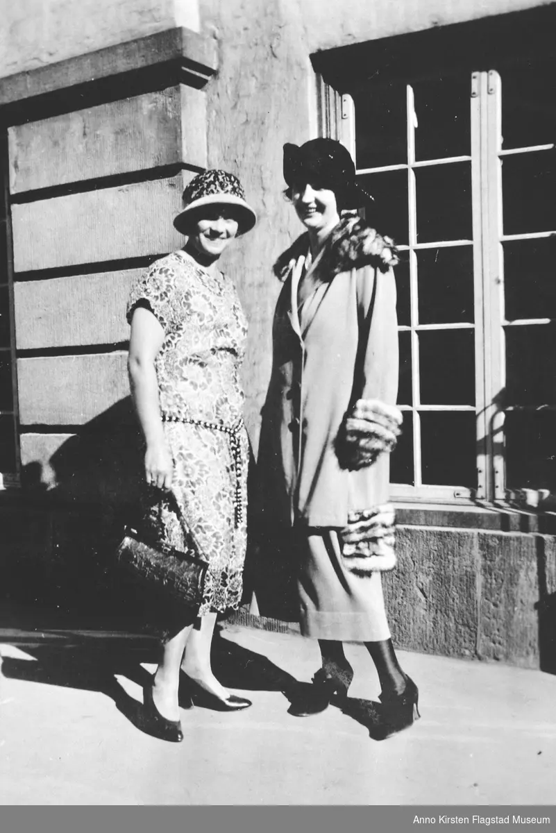 Kirsten Flagstad sammen med en venninne i Oslo 1920. Kirsten Flagstad with a friend, Oslo 1920. 