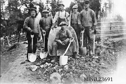 Vegarbeid Tolga-Hodalen-Stasjonsbakken, menn med spader, .