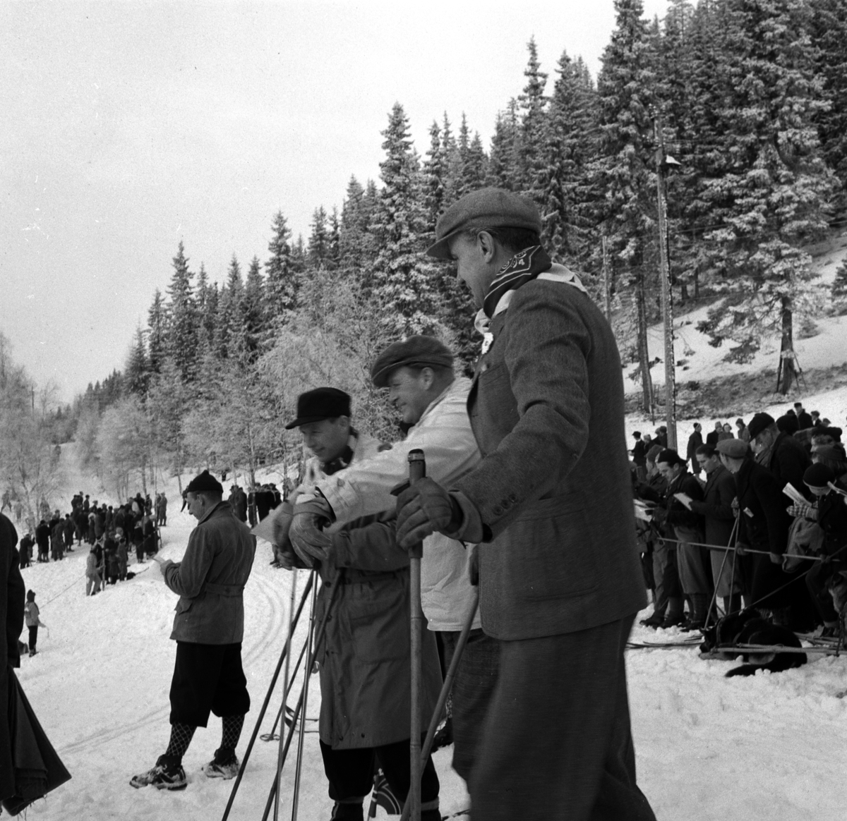 Norgesmesterskap på ski, langrenn på Høsbjør i Furnes 1949. Skisport. Vinteridrett. H. K. H kronprins Olav på ski på skistadion, anorakk og sixpe
