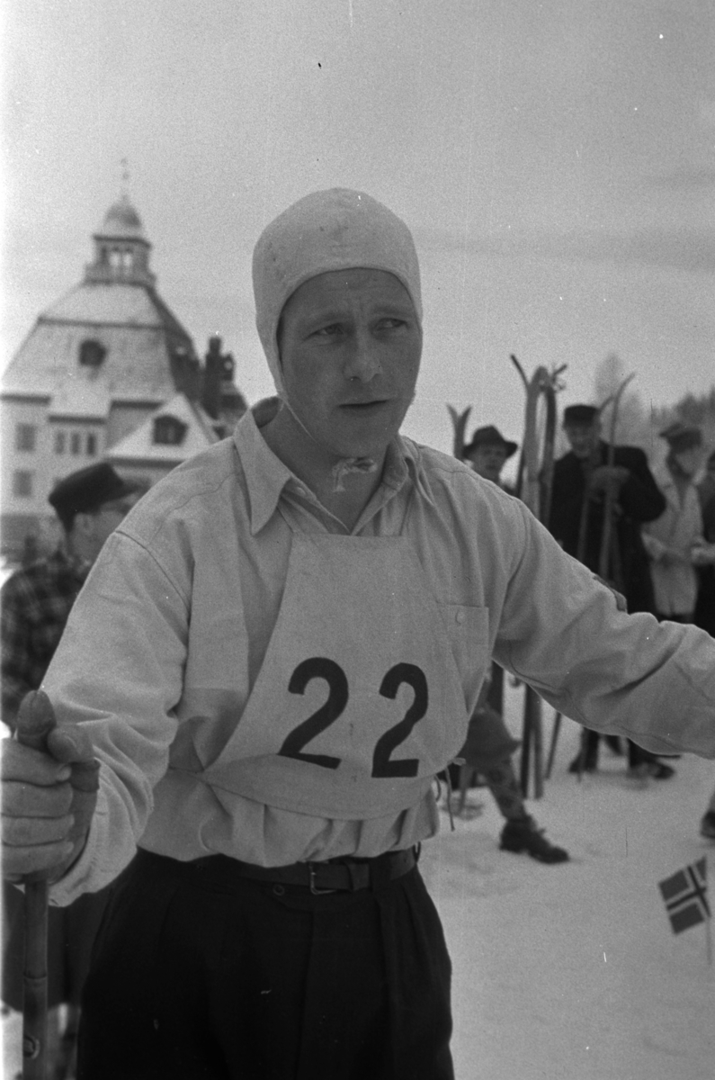 NM. Norgesmesterskap på ski, langrenn på Høsbjør i Furnes 1949. Skisport. Vinteridrett. Langrennsløper Thorleif Vangen med startnummer 22.
