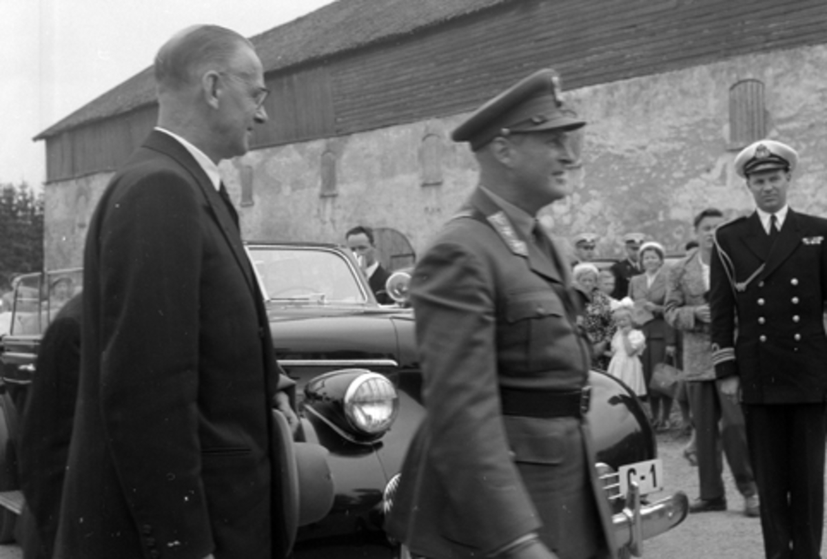 Hamar, Domkirkeodden,  Hamardagen 1955, Hamar bispestol 800 år, ankomst kronprins Olav og adjutant Jan Ørner, t.v ordfører Erling Audensen, kronprinsens bil Buick C-1,