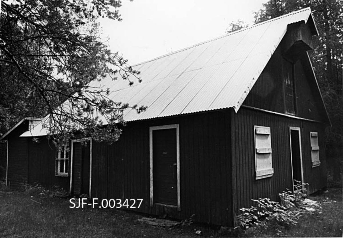 Klengstua i Målselv i Troms, fotografert i 1980.  Klengrommet var laftet, men det ytre bygningsskallet (som vi ser på dette fotografiet) later til å være utført i bordkledd bindingsverk.   Huset har en etasje, men et forholdsvis høyt, spissgavlet røste, som gav muligheter for et konglelager på loftet.  Bildet er tatt mot en langvegg som hadde to dører og et vindu, samt en gavlvegg med ei inngangsdør og to vinduer.  Også i loftsetasjen er det ei dør, og over denne døra, oppunder mønet, er det et lite utbygg, som antakelig skjermet ei talje som ble brukt til å heise konglesekker opp mot den nevnte loftsdøra.  Inntil gavlen i motsatt ende av bygningen later det til å være bygd et skur med pulttak.  Takene var tekket med bølgeblikk.  Da dette fotografiet ble tatt, var anlegget preget av et begynnende forfall, etter at skogfrøproduksjonen ved klengstua i Målselv hadde opphørt.  Eierne hadde åpenbart forsøkt å beskytte bygningen og interiøret mot hærverk ved å stenge vinduene, på langsida med ei utvendig nettinggrind og i gavlenden med påspikrete plater.