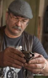 Willy Bruun studerer og viser fram ei merkeøks som smeden Od