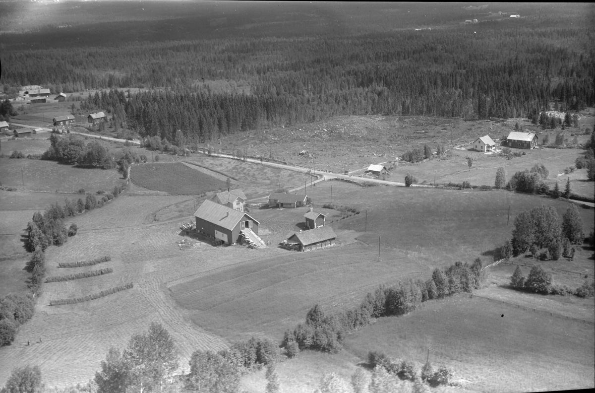 Lerbak (Gnr 128/1) i Nordskogbygda. Nordskogbygdvegen 494. Bak, i høyre bildekant, Dyreng (Gnr 128/13).