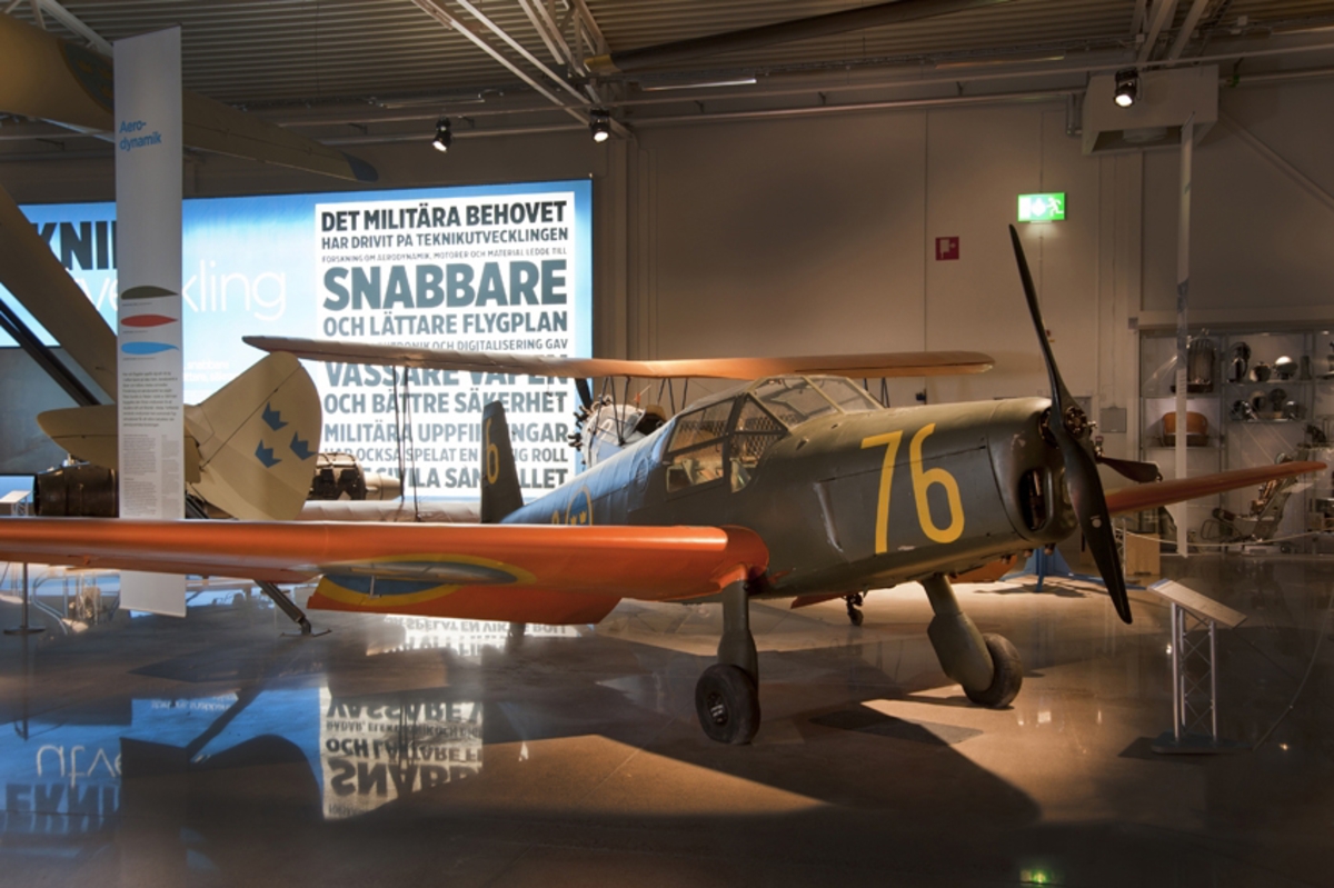 Skolflygplan, Sk 25. 
Bücker Bü 181B-1 Bestmann

Tvåsitsigt lågvingat monoplan med Hirth HM 500A-1 motor. 
Flygplanet har täckt kabin och dubbelkommando där elev och lärare var placerades sida vid sida.
Märkning: 76 på nos och sidroder. Kronmärke och flottiljnummer 8 på flygkroppen. Kronmärke på vingarnas ovan- och undersidor.
