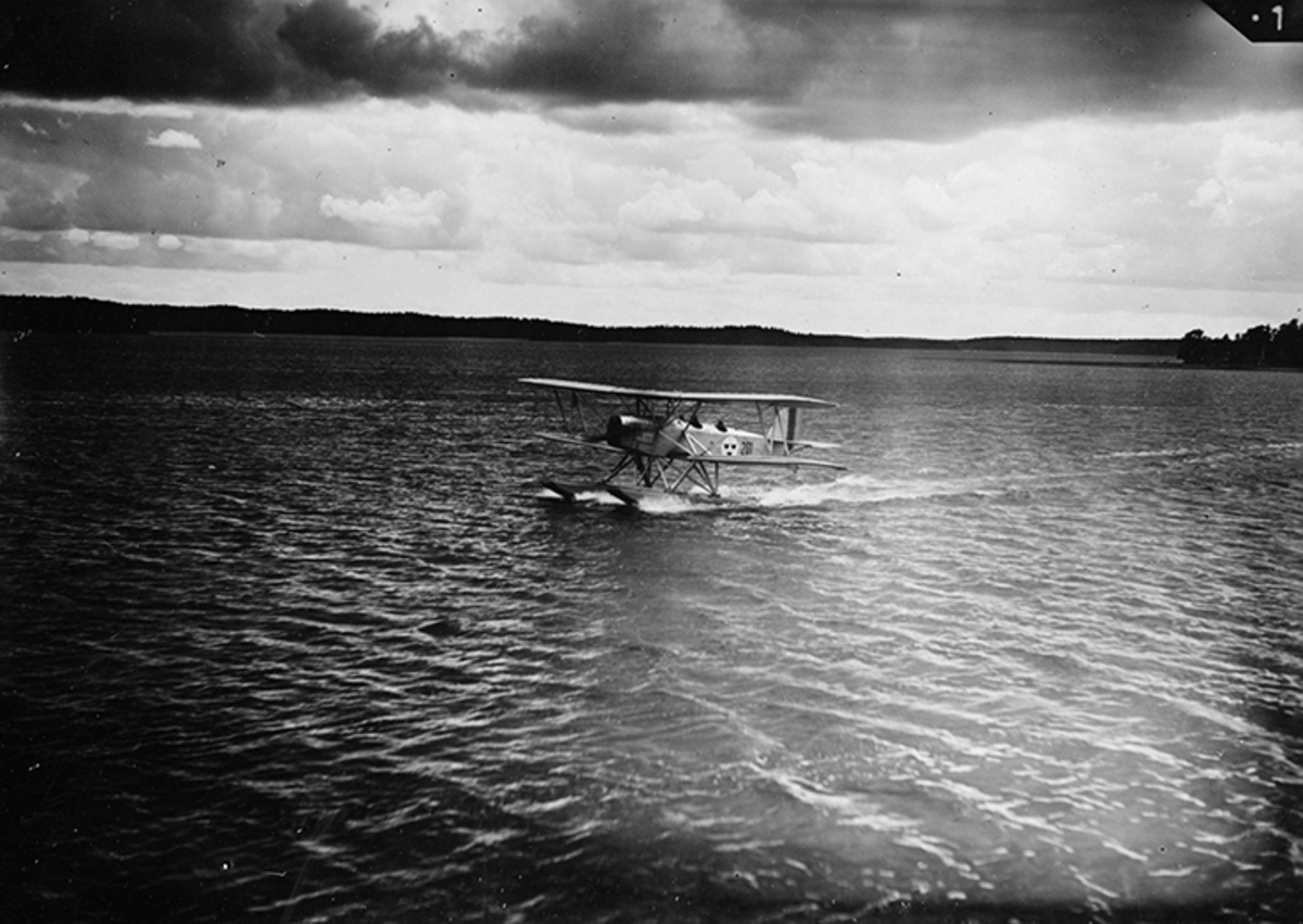 Flygplan Heinkel HD 24, SK 4, på vatten.