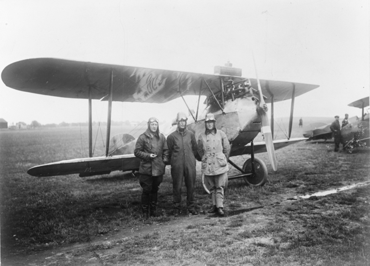 Tre löjtnanter framför flygplan Phönixjagaren på Malmen.