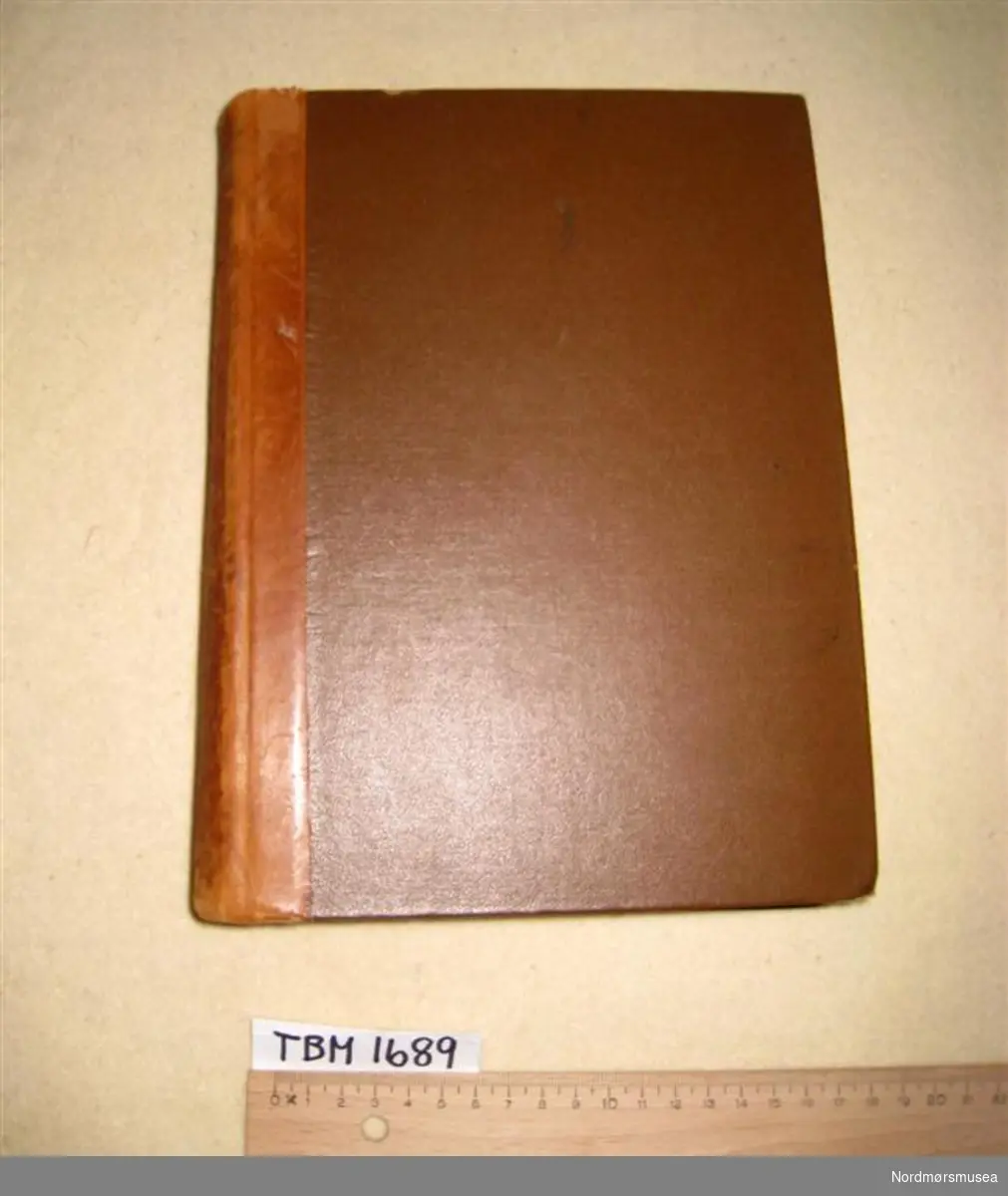 Bibliotekbok med brun stivperm og skinnrygg
2 band ( I og II)
