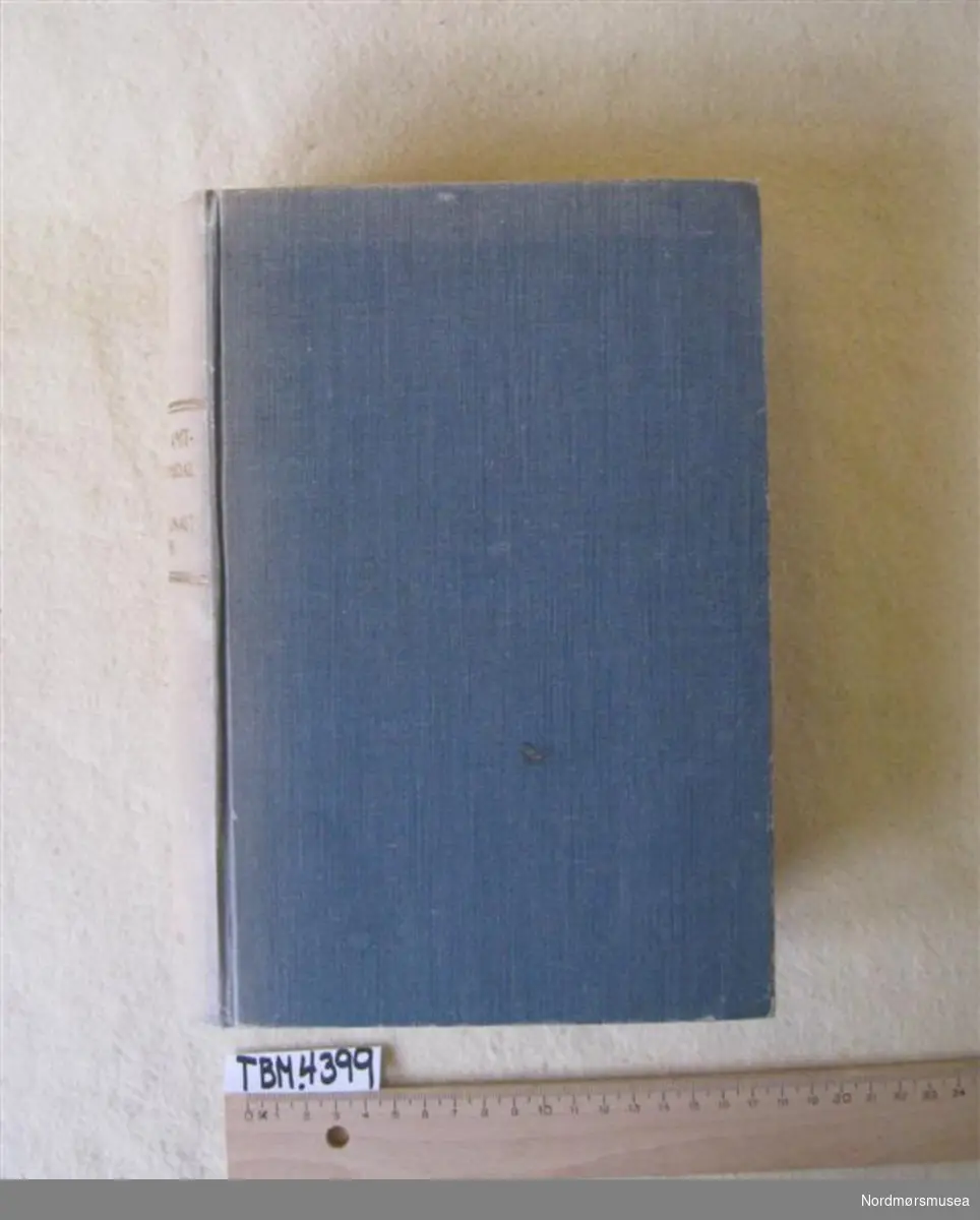 Tjukk, blå bok i sjirtingbind. Utgitt til hundreårsjubileet for kommunalt sjølvstyre