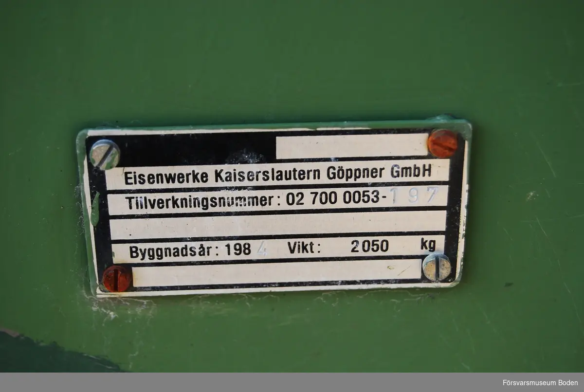 Heldäckad rampponton för flytande broar. Används tillsammans med mellanpontoner efter behov. Av lättmetall, tillverkad 1984 vid Eisenwerke Kaiserslauten Göppner GmbH, Tyskland. Tillverkningsnummer 196 och 197.