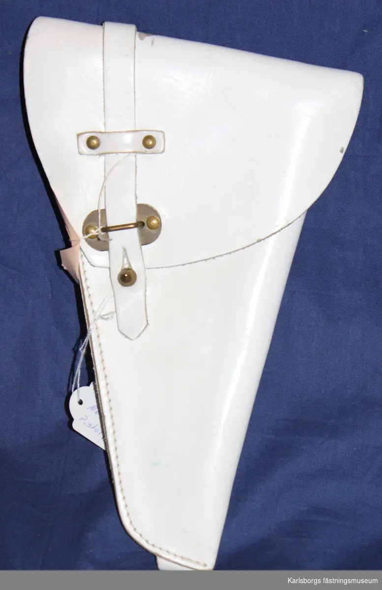 Pistolfodralet M/1940 är triangelformat och vitlackad. Fodralet har ett lock med en lädertamp. Tampen har ett hål. Under locket finns en metallknopp.locket stängs genom att hålet i tampen trycks ner över metallknoppen.  På baksidan är två styckenhällor fastsydda. Används till Högvakt och Parad