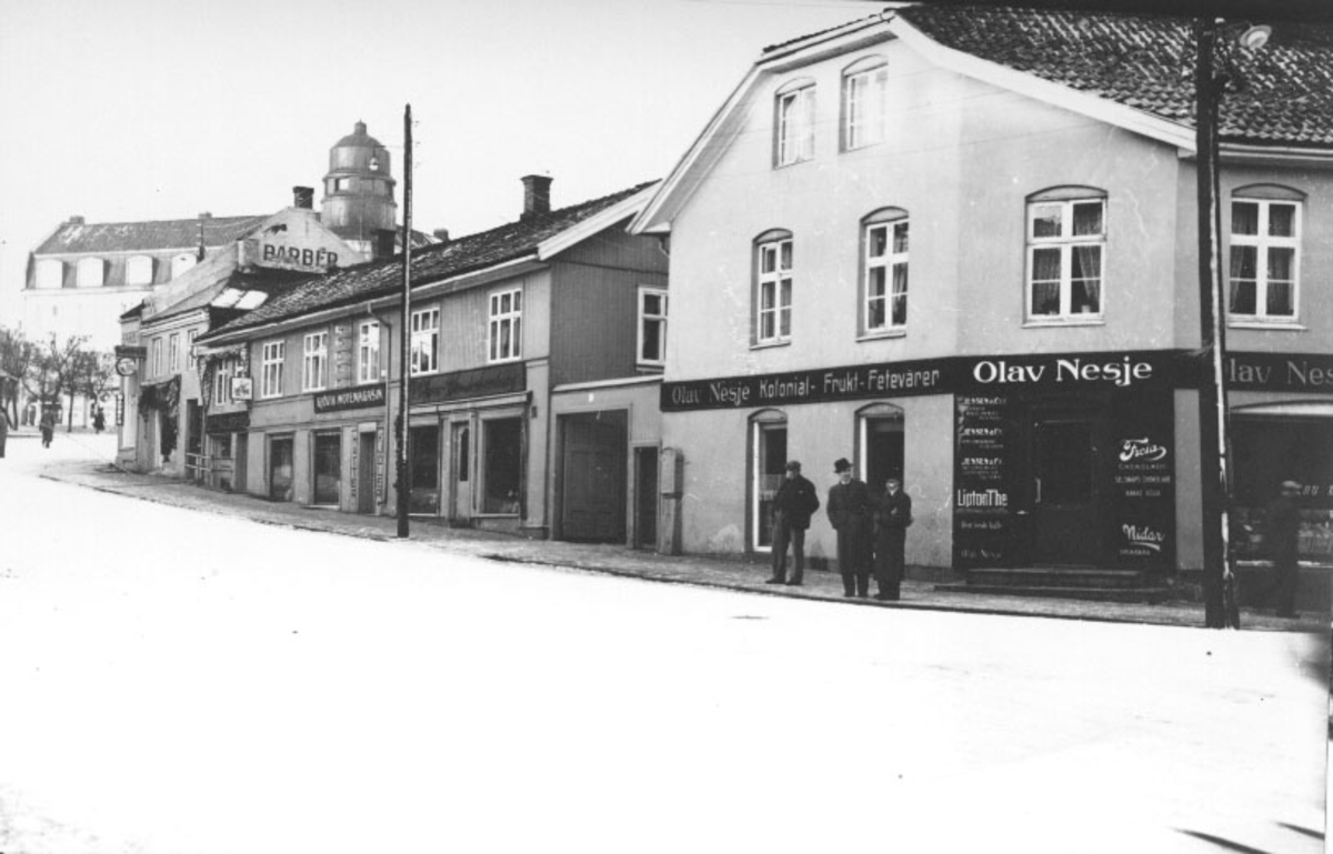 Forretningsgård med kolonial Olav Nesje.