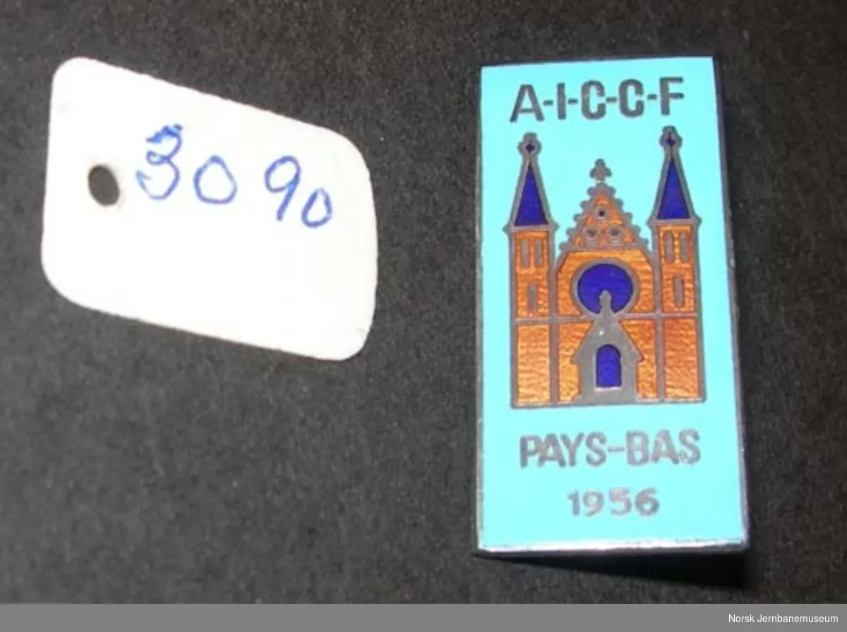 Møtemerke : jakkenål deltakermerke for AICCFs kongress i Scheveningen 1956