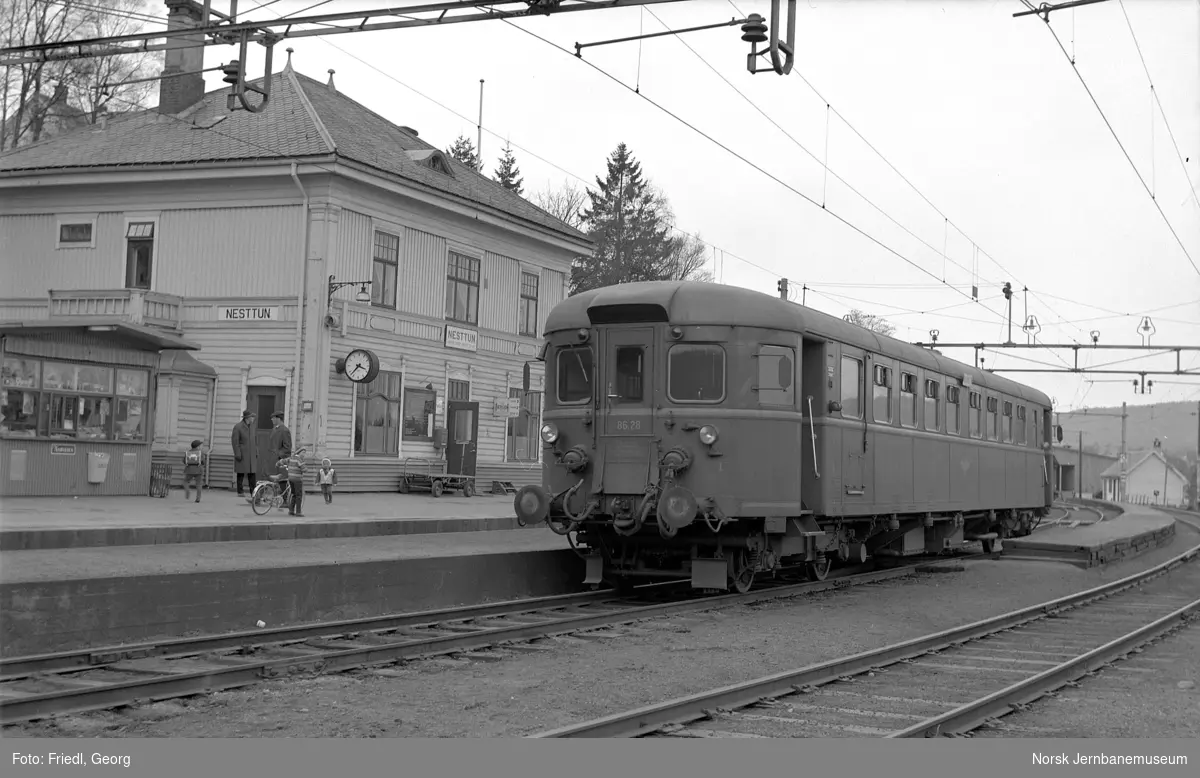 Nesttun stasjon med dieselmotorvogn Bmdo 86.28 i tog Bergen-Nesttun påsken 1964