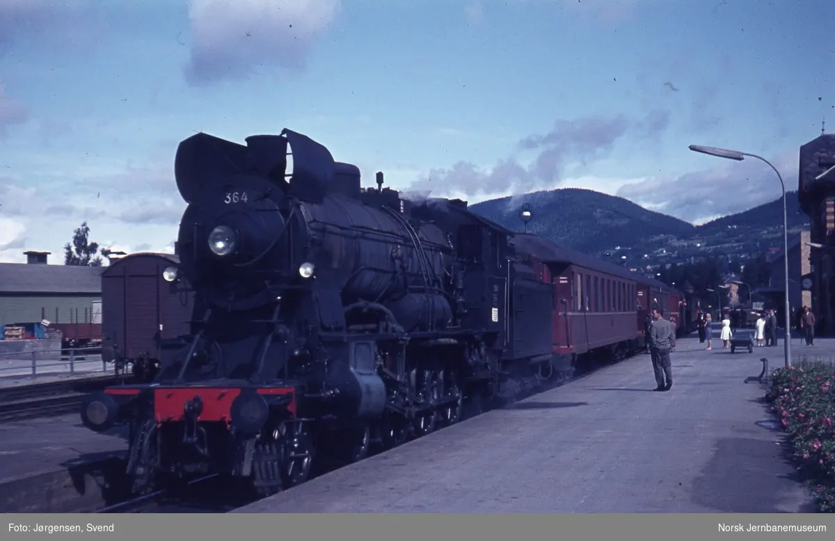 NSB damplok type 30b nr. 364 med persontog på Lillehammer stasjon