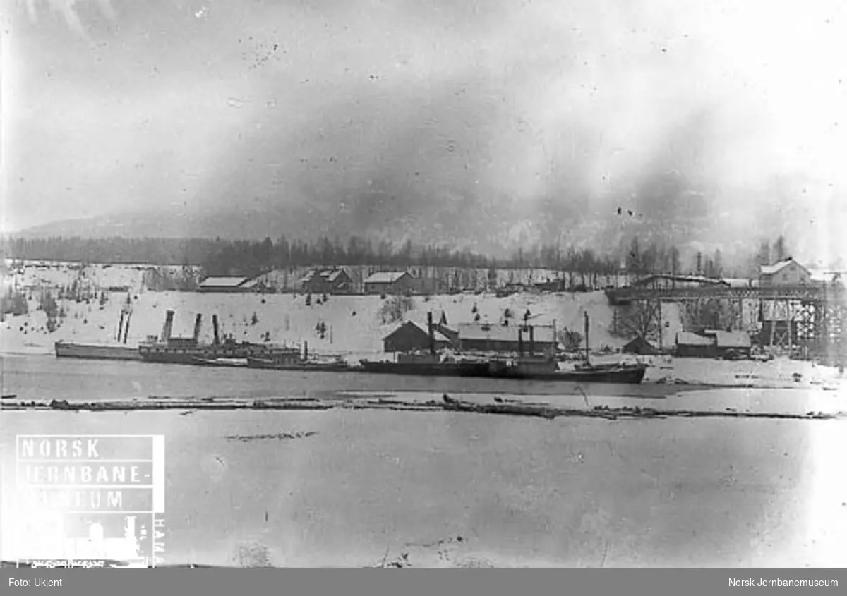 Dampbåter i vinteropplag på Minnesund, bl.a. Skibladner, Thor, Tordenskjold og Viken