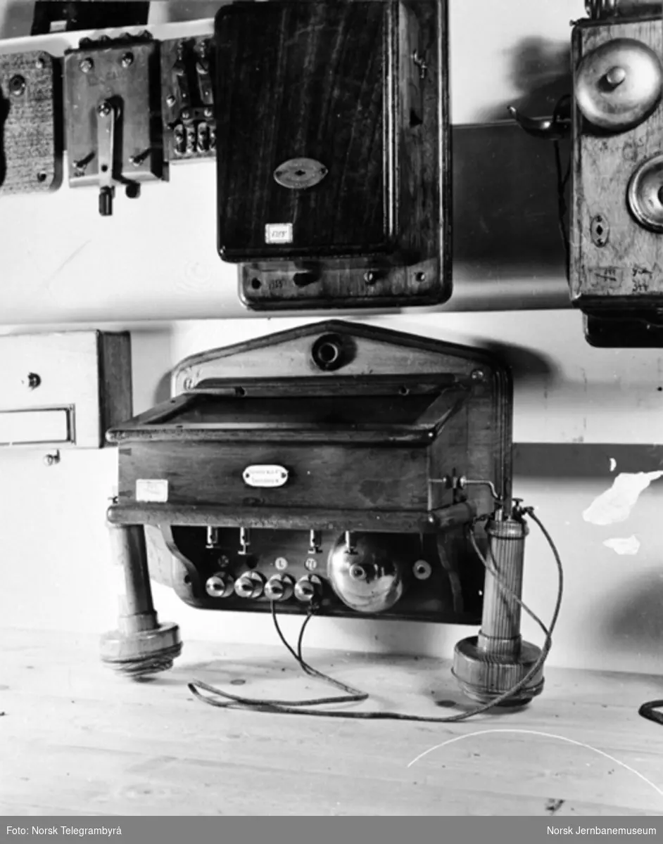 Jernbanemuseet på Disen : Gamle telefonapparater, det nederste med fast platemikrofon med kullstenger på innsiden og for batterioppringning