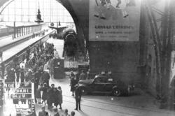 Toghallen på Bergen stasjon mai 1945, hvor nordmenn som hadd