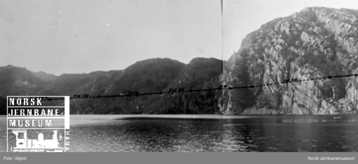 Fra Flekkefjordbanen før anlegget, parti med fjellene ved Logavatnet; jernbanelinjen er inntegnet med svart tusj