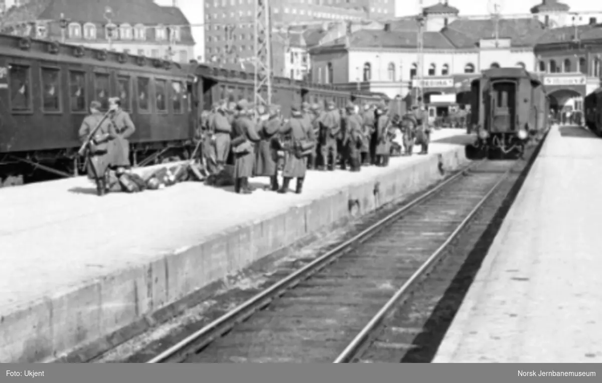 Tyske militære på plattformen på Vestbanestasjonen i april 1940