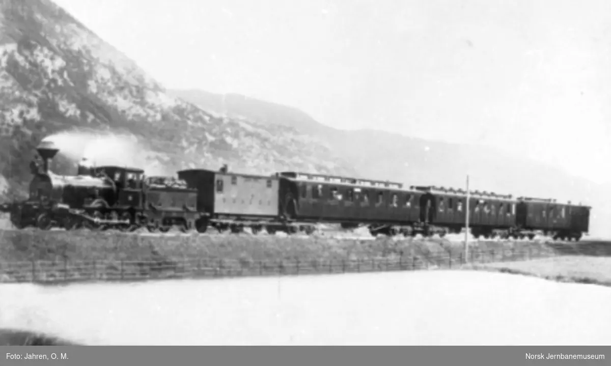 Damplokomotiv type 9a nr. 30 med persontog, trolig tog 61, sør for Otta stasjon